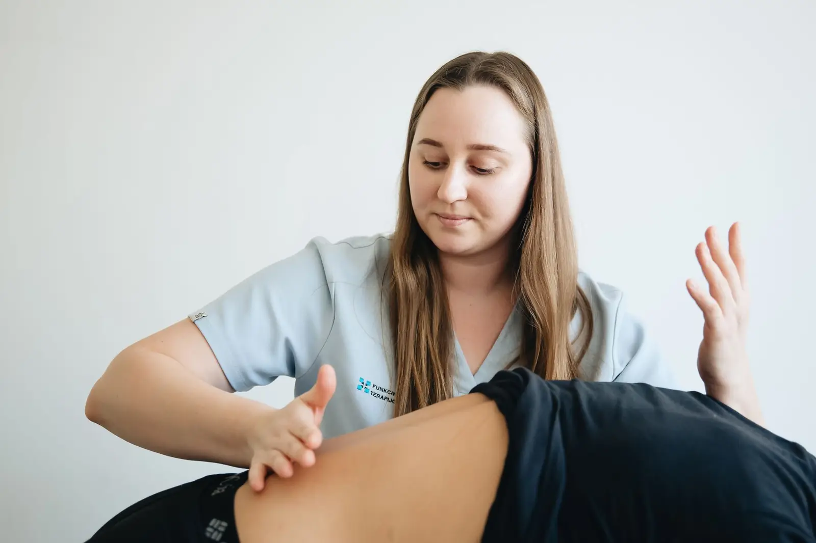 Fisioterapeuta realizando un tratamiento manual